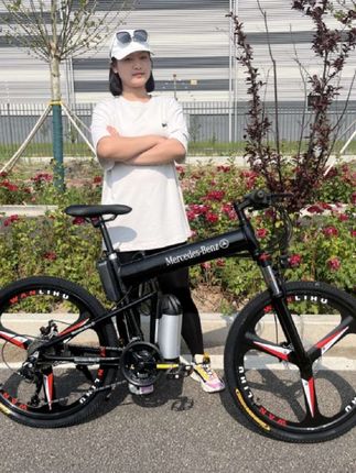 梅赛德斯锂电双避震三合一体折叠自行车公路越野上班通勤变速27速 这辆自行车真的太酷了!梅赛德斯奔驰锂电三合一助力自行车,26寸27速,无论是越野还是通勤都超方便。它还有减震设计,让你在颠簸的路上也能轻松驾驭。折叠起来小巧便携,轻松收纳,不管你是户外探险还是日常代步,都是绝佳选择!快来体验骑行的乐趣吧#梅赛德斯 #电动助力车 #自行车 #山地车