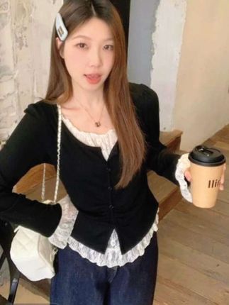 姐妹们,这件上衣真的太绝了,它是这种蕾丝拼接的假两件设计,特别适合我们这种微胖的女生,穿上之后显得身材贼拉好,而且超级百搭,不管是搭配牛仔裤还是半身裙都很好#秋衣 #长袖 #胖妹妹 #胖妹妹长袖