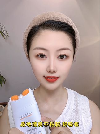 女人到了三十岁!颈部保养安排起来,自带滚轮按摩设计的颈霜也太好用了,可以边按摩边给脖子补充营养,淡化颈纹,真的爱了!#淡化颈纹提拉紧致 #颈部保养很重要
