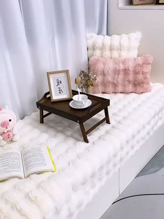 给卧室的飘窗铺上这软糯、毛茸茸的飘窗垫吧!秒变温馨又漂亮!#兔毛绒飘窗垫 #柔软亲肤 #冬季飘窗垫 #精选好物