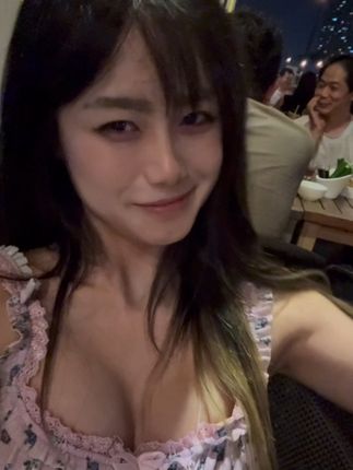 你穿的性感他们揣测你的生活 你有钱他们揣测你的职业 你换车换房他们揣测你身后的“大哥”所以他们高攀不起的人都要诋毁一遍 因为人心是弯的所以才会看什么都是弯的!@蜡笔小姜