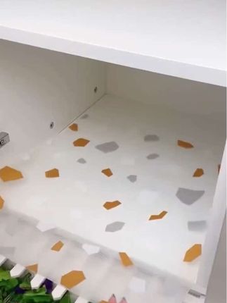 现在才知道还有这种厨房印花垫纸,它不仅防水防油,还耐高温!尺寸可以随意裁剪,家里的灶台、水池都可以铺上,脏了轻轻一擦就干净了,再也不用担心油污弄脏台面了。而且它还是防潮的,可以用在衣柜里,防止衣服受潮发霉。整洁又美观#好物分享 #居家好物 #实用分享 #美观实用 #家用好物