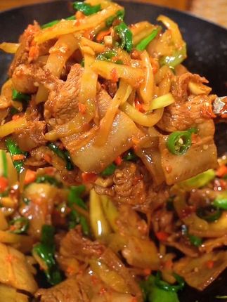 夏天天气热不知道吃什么的时候不妨来做个榨菜炒肉吧,简单方便巨好吃,超级下饭,你也试试吧#家常菜 #榨菜 #下饭菜 #太好吃了