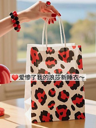 姐妹们!最近发现超棒的豹纹睡裙,必须安利!👗它采用莫代尔面料,上身柔软亲肤还透气,仿佛被棉花糖簇拥。宽松版型超给力,两百斤也能轻松驾驭,居家活动毫无拘束。自带胸垫超暖心,摆脱内衣的限制。加大加宽却不失潮流感,豹纹元素增添迷人魅力。穿上它,在家也能光彩照人,清凉跟时尚兼得。宝子们,还不试试这款睡裙嘛?裙推荐 #豹纹时尚 #大码穿搭 #莫代尔面料 #夏日家居服@抖音小助手 @DOU+上热门