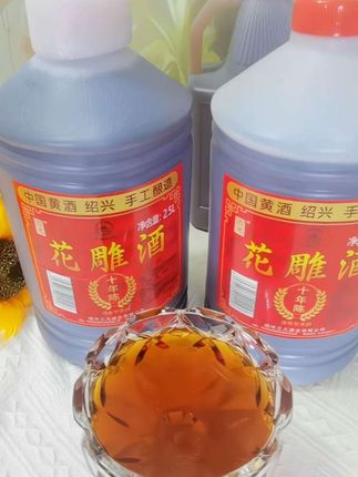 宝子们快看!做饭想让菜品香味翻倍?这款绍兴十年陈花雕酒必须安排!15度纯粮酿造,炒菜炖汤加一点,去腥增香还解腻🍲。做红烧肉、醉鸡、清蒸鱼都超绝,厨房新手也能轻松变大厨💪。五斤大桶装,能用超久,囤一次够吃一整年!喜欢的赶紧点链接入手~#花雕酒 #绍兴黄酒 #十年陈酿 #厨房神器 #去腥增香