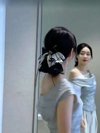 #上热门 自带国风印花+灵动飘带,半扎发显气质、全夹发超利落!鲨鱼夹稳固不滑,配汉服氛围感拉满,日常搭裙装也精致,轻松拿捏温柔古典美!#优雅气质 #高级感穿搭 #清纯女神 #美出新高度