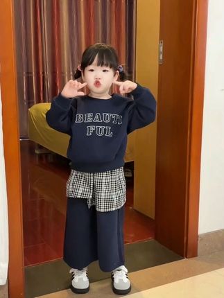 你问我带孩子累不累 说心里话 如果不用考虑任何人只要钱够花我就觉得还好 其实真正让我累的 并不是一个人全天24小时带孩子是身边的人和事是没人能理解的崩溃是不帮忙还找事儿是出现了问题依旧不解决冷暴力 他们总以为是你矫情小心眼想的太多 心态不好却从来不会意识到自己说的话有多过分婚后的生活细节和家庭琐事所有不起眼的小细节堆积如山真的可以把一个人逼疯到崩溃#今日穿搭 #生女儿就要这样穿 #女儿穿搭 #女童 #女童穿搭