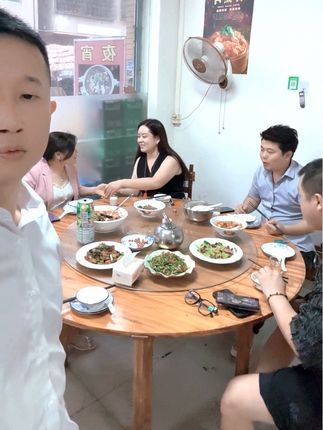 杨院今天过来了,听说今天还是他的生日,之前超哥的事情跟我姐的事情多亏了杨院的帮助,今天我请她跟刘总吃个便饭,由于经济条件有限只能请她在小馆子吃饭,真的很不好意思……祝杨院生日快乐!