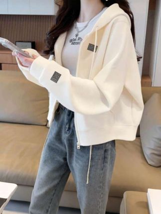 短款卫衣外套#早秋穿搭公式来了#早秋松弛感穿搭 #让人一眼沦陷的高级感你早秋中性风穿搭 #秋天的第一支手势舞秋中性风穿搭 #用琥珀流光风打开秋天@DOU+小助手