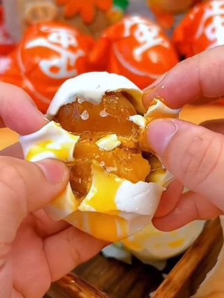 正宗高邮古法红泥腌制双黄特大咸鸭蛋 松沙流油真空包装好事成双# 高邮咸鸭蛋 # 双黄咸鸭蛋 # 咸鸭蛋 # 开袋即食#想让全世界知道高邮咸鸭蛋 #高邮生咸鸭蛋黄咸香入味 #咸鸭蛋可香了个个都冒油香香