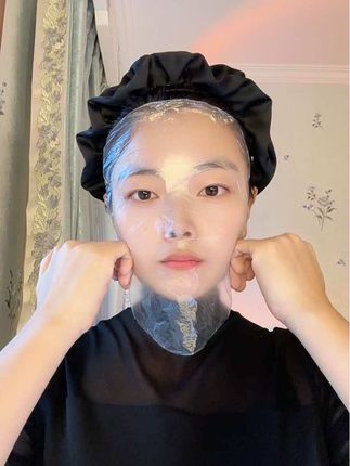 保鲜膜正确用法,每天晚上护完肤以后多涂一层面霜,贴上保鲜膜,5分钟取下按摩吸收,皮肤水嫩嫩的#保鲜膜面膜贴推荐#一次性保鲜面膜贴#护肤分享