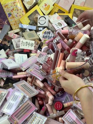 来来来！快来！这里什么化妆品都有，速来拿！ 早上7.30开始，超多美妆的。宝子们 快快 直接全拿走！#平价彩妆 #唇釉 #粉底液 #散粉 #假睫毛