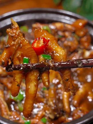 笋干菜烧鸡爪,鸡爪软烂入味,笋干菜脆嫩鲜香,吃过一次你就知道它有多好吃下饭。#家常菜 #下饭菜