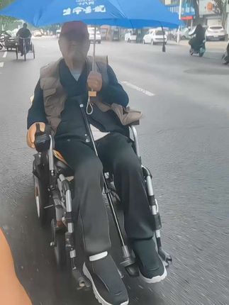 今天在大街上看到一位残疾大爷!人家腿脚走路不方便!还拄着拐杖!坐在残疾人电动车了!单手操控电动在电源缓缓前行!这种电动车能折叠!挺方便的!我想给老妈买个同款电动车!方便她出行!就随收拍下来!若妈妈喜欢!她生日我我给她买一辆!结老妈一个惊喜! #残疾人电动车 #向山拍视频