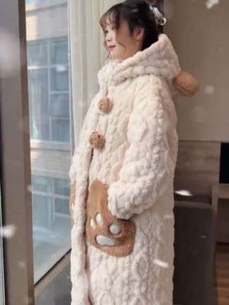 这套睡衣比我之前买的要更厚实一些,里面是三层夹棉的珊瑚绒两件套的,一个长外套加一条裤子,上面有两个很可爱的小熊纽扣,大大的口袋也是拼色设计的,真的很好看很治愈啊,而且还蛮暖和的,我在室内穿在身上就这么几分钟,感觉都已经快出汗了。决定今年回湖南的首富就是它了#珊瑚绒加绒加厚保暖家居服两件套#保暖舒服