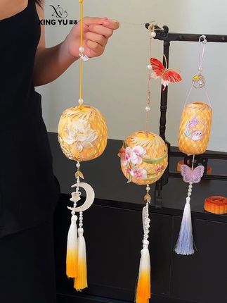一盏灯笼 点亮家的温度 点一盏灯 许一个愿 愿团圆常伴 愿岁月静好 愿我们都能成为彼此生命中的那束光#挂饰挂件 #手工diy #中秋节手工灯笼 #挂上灯笼便是团圆 #我的手工作品