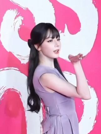 公主展示完她的蝴蝶结又给了你一个飞吻#迪丽热巴