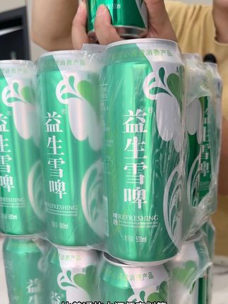 #啤酒 喜欢喝精酿的朋友一定要试试这个益生雪啤,它的麦芽度达到了八度,酒精度也适中,适合大多数人的口味。它采用的是全麦酿造的方式,而且原麦汁浓度很高,是一款非常不错的精酿啤酒。#清凉一夏 #太好喝了吧 #强烈推荐 #男士神仙单品