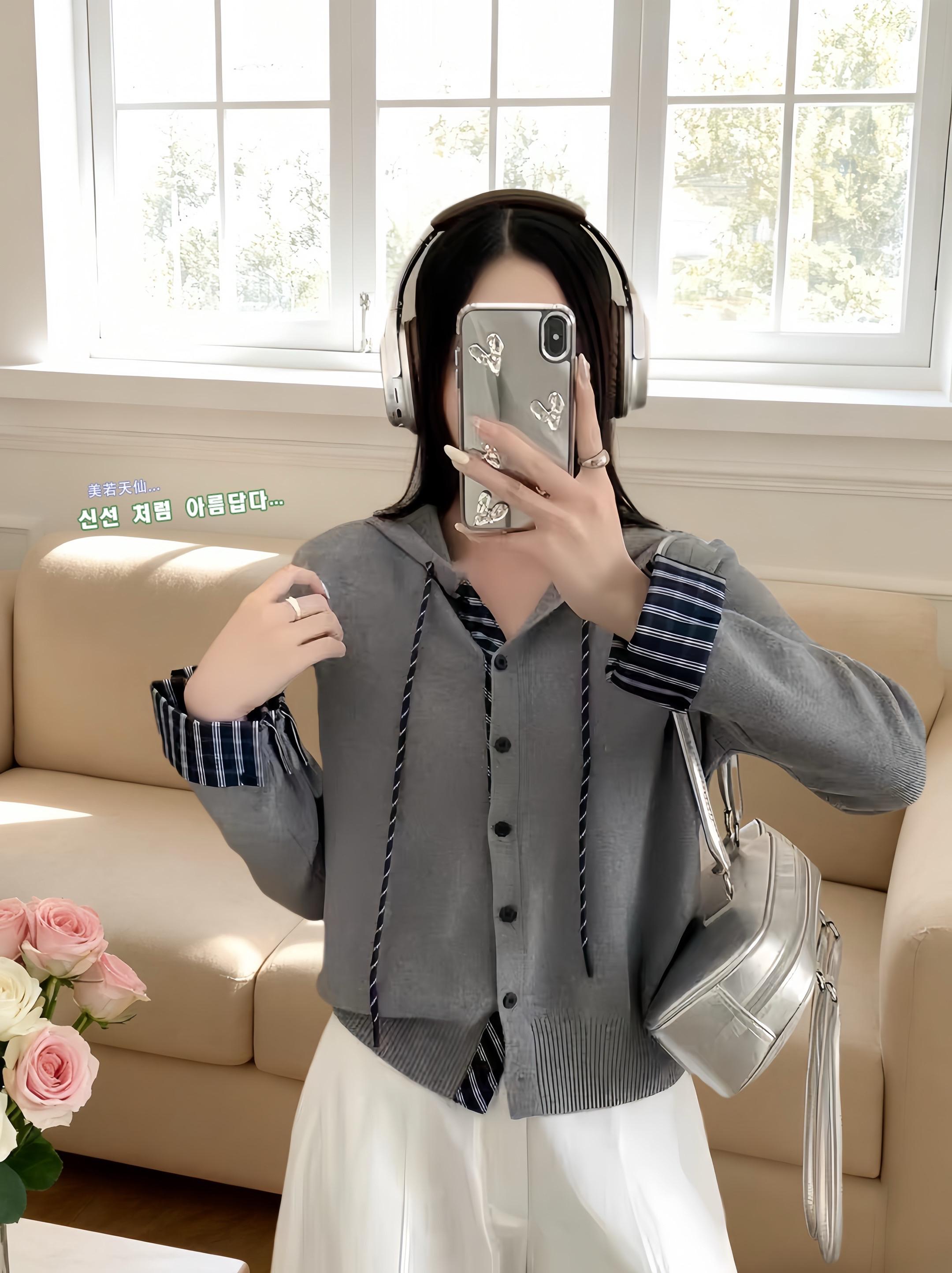 针织衬衣拼接连帽衫。衬衫拼接,时尚简约,灰色高级,蓝色显摆,白色百搭。#今日穿搭 #秋天第一杯琥珀流光 #这个秋天被琥珀系治愈了#高级感穿搭 #针织开衫