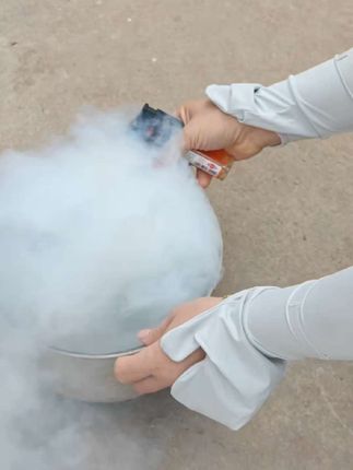 你们广东人的嘴可真严了,买一次可以管三个月。这个针对蟑螂、蚂蚁小虫子的新科技真的太狠了,它可不是普通的灭蟑产品,它不用对着蟑螂喷,也不需要蟑螂来吃,我们一点一放封闭去使用,烟雾无孔不入,角角落落都给我们灭杀的干干净净,用完呢不用再反反复复,最关键的是对人宠友好,使用后开窗通风,没有药效残留呢,像我们家里面开饭店的仓库都能用,现在下单七天,无理由让你免费去试,你买回去不喜欢不满意的随时来找我,有需要的家人们赶紧带回家去试一试。