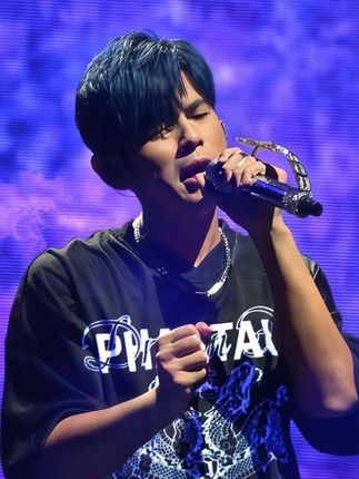 “你总会遇到一个爱你的人 迟早的事”#爱你没差 #周杰伦演唱会