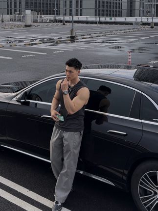 宽松坎肩也可以松弛有型,显手臂还显肩宽! 随意配一条休闲裤就是是Cityboy!#男士穿搭#男生穿搭#男士背心