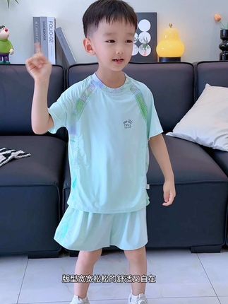 夏天孩子特别怕热 爱出汗,就给他穿这种冰丝速干小套装,凉丝丝滑溜溜的 上身就像行走的小空调一样,舒服透气又凉快,我儿子穿上都不肯脱下来#夏季穿搭 #儿童速干运动套装 #轻薄透气 #超便宜超划算 #高品质童装