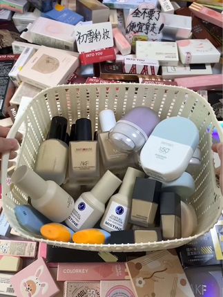 来拿来拿！快冲了～好多各种的化妆品，多到装不下了！ 早上7.30开始，速来冲了！公主们快 直接拿走！#平价彩妆 #唇釉 #粉底液 #粉饼 #假睫毛