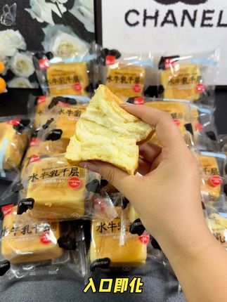 最近的早餐都被这个水牛乳千层吐司承包了,到手满满一箱,你看看才啥价?他用纯牛奶和鲜鸡蛋和面。还额外加了安家黄油和新西兰乳粉,每一层都蓬松暄软,奶香味浓到爆。早餐配杯牛奶,好吃又营养,趁现在价格划算,赶紧多囤两箱。#泓一水牛乳千层吐司面包 #早餐必备 #面包🍞 #吐司面包