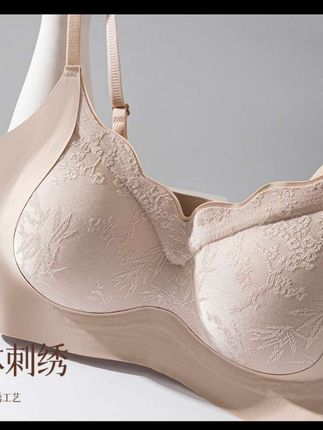 “罗敷喜蚕桑,采桑城南隅。”如诗般柔美,这款文胸让舒适与优雅并存🌸✨ #舒适文胸 #贴身衣物 #超漂亮文胸