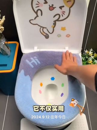 这款#冬季马桶棉坐垫,拉链设计,自带提手不打滑,绵绵的坐上很舒服,也可以拆下来清洁干净方便