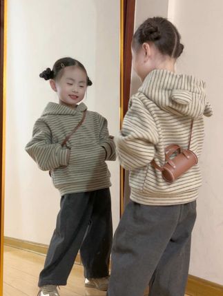 太舒服了吧~软软糯糯的,上身好看又舒服,男女宝都能穿~#刘六六的妈咪 #儿童卫衣套装