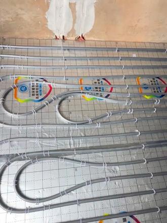 #地暖安装现场 #地暖安装 #地暖 #地暖施工安装 #地暖施工 师傅铺地暖主打一个强迫症,10公分加密必须严丝合缝。
为了按尺寸规范,水道窝了一个又一个,拆了改、改了拆,又好笑又靠谱,这手艺我是真服了!