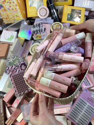 来了！快快冲啊！这里的化妆品超多的～ 早上7.30开始，这里美妆多到放不下了，快快直接拿走！#平价彩妆 #唇釉 #眼影盘 #粉底液 #假睫毛
