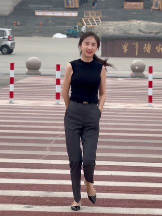 走着走着就到了九月 你看时间等过谁 “等将来 等不忙 等下次 等有条件”等到最后的只有遗憾#路人视角 #高级感穿搭#街拍