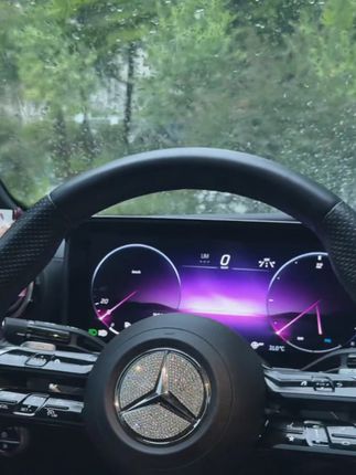 这才是女孩子的奔驰吧!全系方向盘钻贴标,安装简单,闪闪亮亮的也太好看了吧!#方向盘贴纸 #方向盘装饰