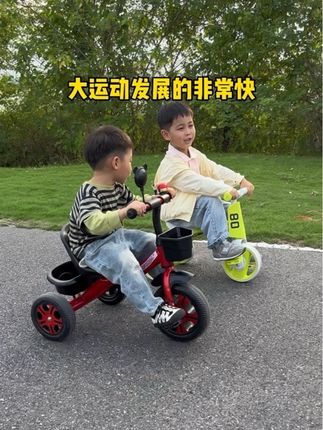适合1岁半以后就要安排脚踏三轮车了,每天带孩子们出门骑行玩耍,运动量达标,吃饭睡觉都香了#萌娃骑车 #童车玩具 #三轮车 #日常遛娃