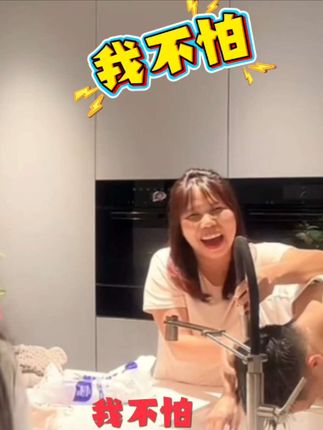 乐乐给simon洗头发好欢乐,乐乐自从来晰姐家后就放飞自我了,平时护肤又防晒,漂亮了也自信了#王若晰 #王若晰的日常 #王若晰保姆乐乐 #夏季必备 #防晒