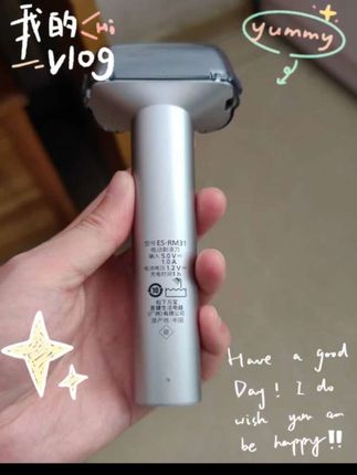 💦干湿双剃大比拼!哪种方式更舒服?💦松下RM31的干湿两种模式!干剃时刀头触感清凉顺滑,完全没有拉扯感😌湿剃搭配泡沫体验更惊艳!防水机身直接对着水流冲洗超方便~30度锐角刀片在皮肤上滑过的感觉,就像冰刀切黄油般流畅🧊进口三刀头系统果然名不虚传,难剃的下唇和喉结部位都能照顾到!从此剃须变成了一种享受~ #电动剃须刀男士 #好用的电动剃须刀 #Panasonic #松下小锤子 #往复式剃须刀