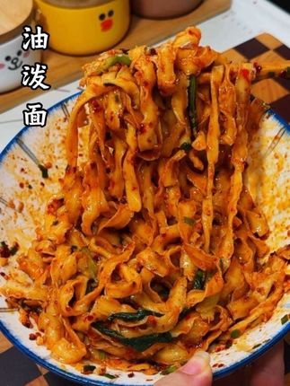 真没想到下班只需要两分钟就能吃到正宗的陕西风味油泼面了,香辣过瘾越吃越想吃!#太好吃了 #油泼面 #拌面 #美食教程