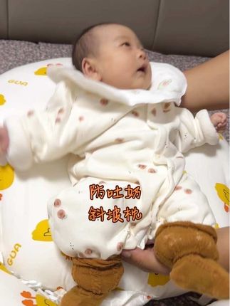 真正解放双手的神器 平时喂完奶不用抱着 放在这个上面预防吐奶呛奶 还可以练习抬头 姐妹们一定要给宝贝安排一个#斜坡枕#新生儿