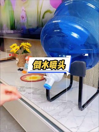 家里喝这种桶装水的注意了,一定要准备一个这样的桶装水支架,以前都是搬着沉重的水桶倒水,有了它就轻松多了,只需要把水桶放在上面一压就能出水,而且想接多少就接多少,再也不用担心浪 费了。它的承重力很强,各种大小的水桶都能放上去用,简直太方便了!#好物推荐🔥 #强烈推荐 #家庭必备 #倒水 #桶装水支架