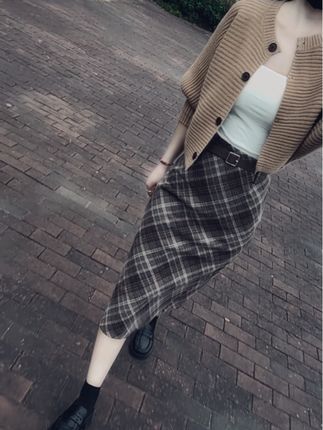她看上去大大咧咧 没心没肺 其实心里有好多说不出的苦没人理解没人懂 总是笑着跟别人说话走过的路 趟过的浑水 看走的眼爱错的人 以及数不清的错付都是一个人在买单最后一个人偷偷掉眼泪#秋季穿搭 #显瘦穿搭 #半身裙 #针织开衫