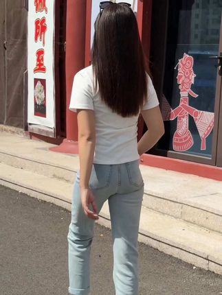 “写给中年的自己,可以不那么美好,但一定要健康,可以不那么完美,但一定要快乐,可以不那么富有,但不要放弃追求···”#文案 #街拍 #背影 #人生感悟 #生活百般滋味你要笑着面对