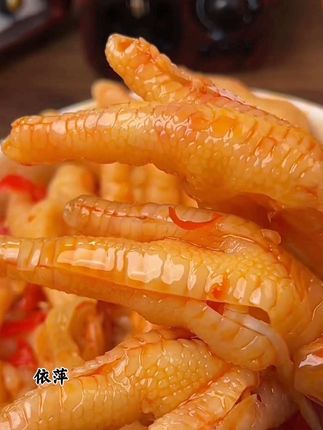 吃过这款无骨鸡爪吗?它肉质饱满,非常有嚼劲。都是整个整个的,好吃到停不下来我又回购了两罐这个无骨鸡爪,一罐是蒜香味的,一罐是柠檬味的,满满一大罐,#美食 #好吃到停不下来