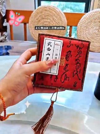 姐妹们一定要给自己安排一个这样的手链,寓意着新的一年事事顺利,平平安安。它是纯手工编织的,而且还是中国风的元素,特别好看,赶紧点击链接下单吧!