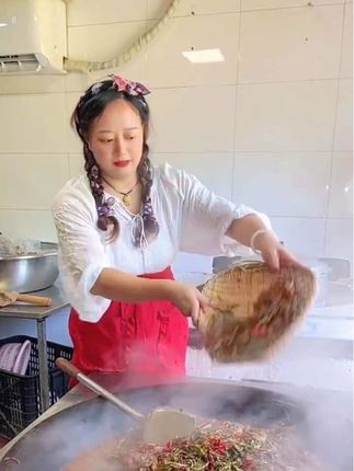 腊心肺火锅 湖北腊心肺火锅做法:先将洗净的腊心肺焯水沥干水分,放入花椒,生姜,大蒜,大料炒香,再倒入准备好的腊肉皮爆炒,再放入座子肉,最后放腊心肺一起炒,加入适量的清水煮开,起锅之前放入适量的本地辣椒皮,煮25分钟入味即可。#真材实料才能做出好味道 #大锅菜香喷喷 #妈呀太香了 #家乡的味道 #好吃到停不下来 @DOU+小助手