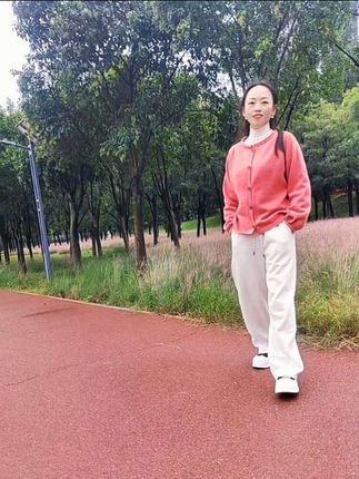 时间不会回头,人生没有如果, 任何经历过的事, 不是得到就是学到。 南墙已撞,故事已忘, 熬过去就是光明。#每日分享 #穿搭 #秋季穿搭 #秋天