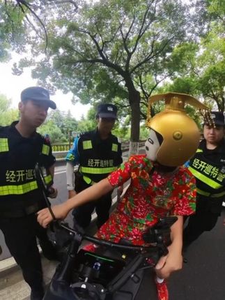 被围了 #搞笑视频 #创作者灵感 #搞笑头盔 #社恐 #社牛