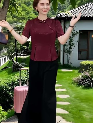 今夏穿搭!冰羽丝新中式妈妈装两件套,复古设计超洋气,宽松版型巧妙遮肉,清凉透气超舒适。时尚与实穿兼备,轻松穿出优雅气质,无论是日常出行还是聚会,都能让妈妈尽显迷人风采~